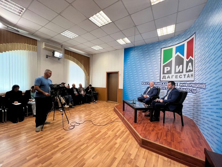 Руководитель Фонда капремонта Магомед Алиев проводит традиционную пресс-конференцию на площадке РИА Дагестан.