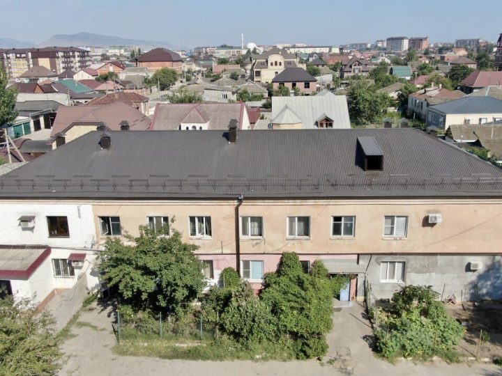 В Каспийске сданы два многоквартирных дома, в которых капитально отремонтировали кровлю