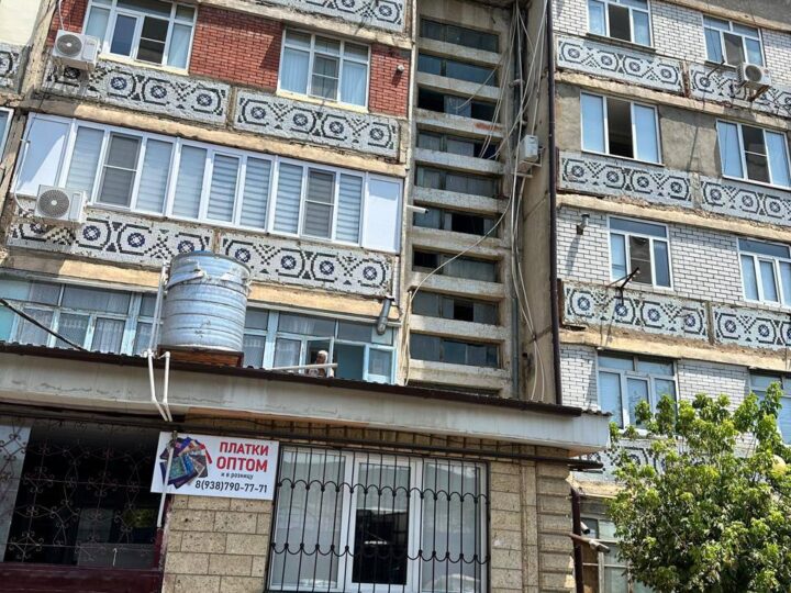 Сгоревшую кровлю дома по улице Агасиева в Дербенте восстановят к осени 2024г